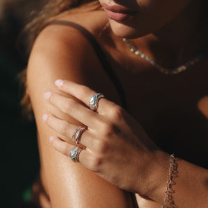 Curvy Essentia Ring